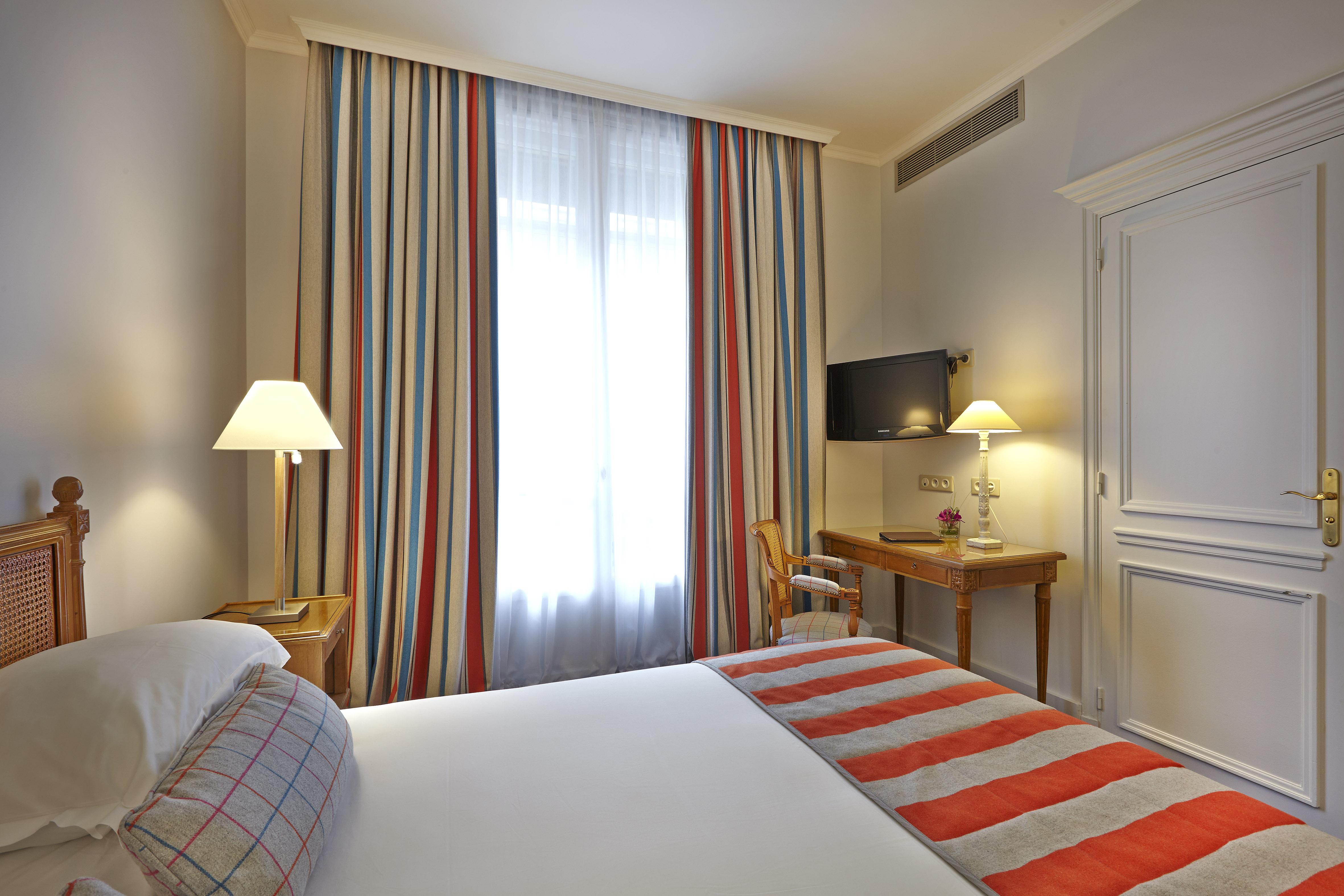 Royal Hotel Paris Champs Elysees Bagian luar foto