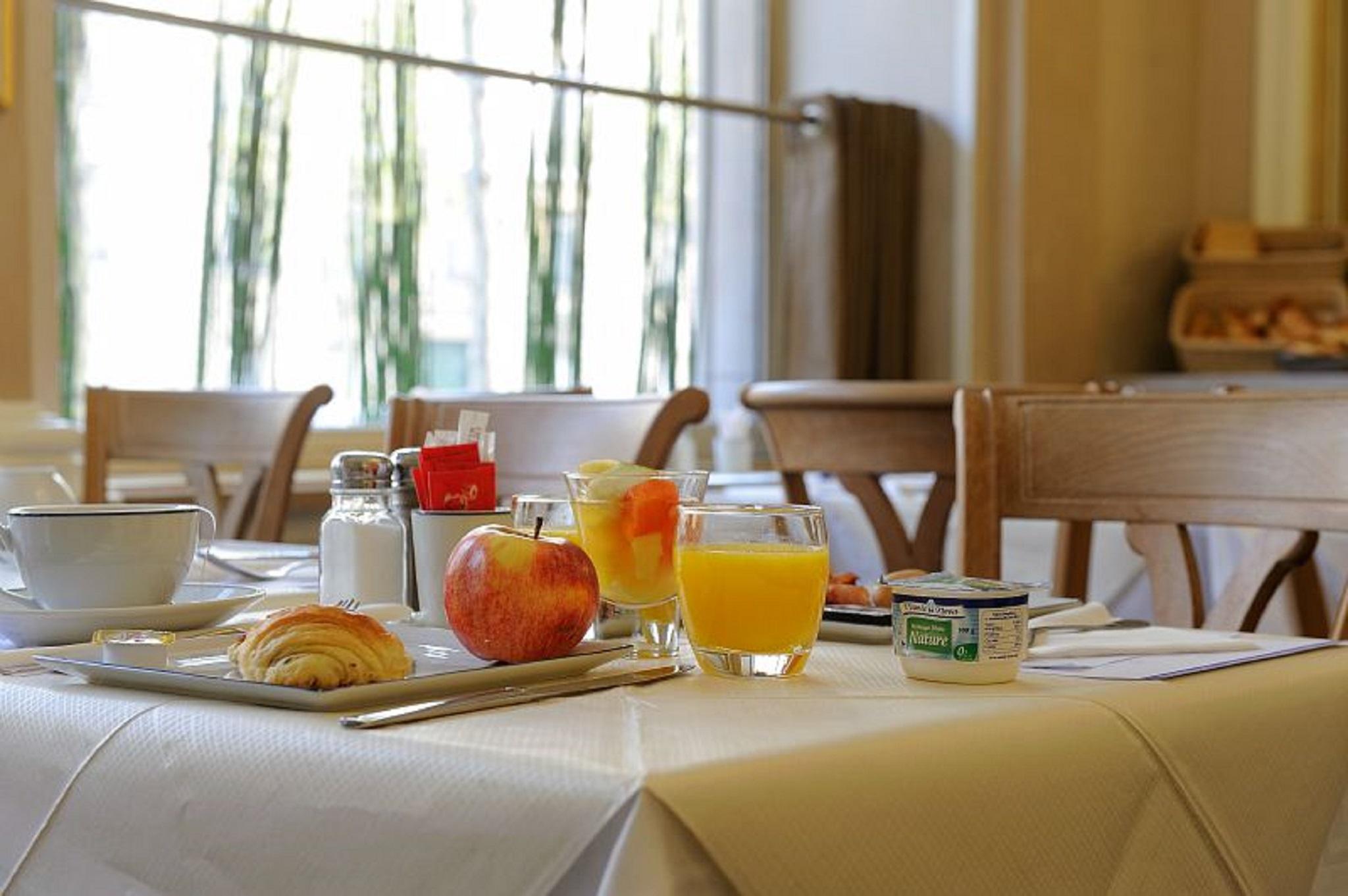 Royal Hotel Paris Champs Elysees Bagian luar foto