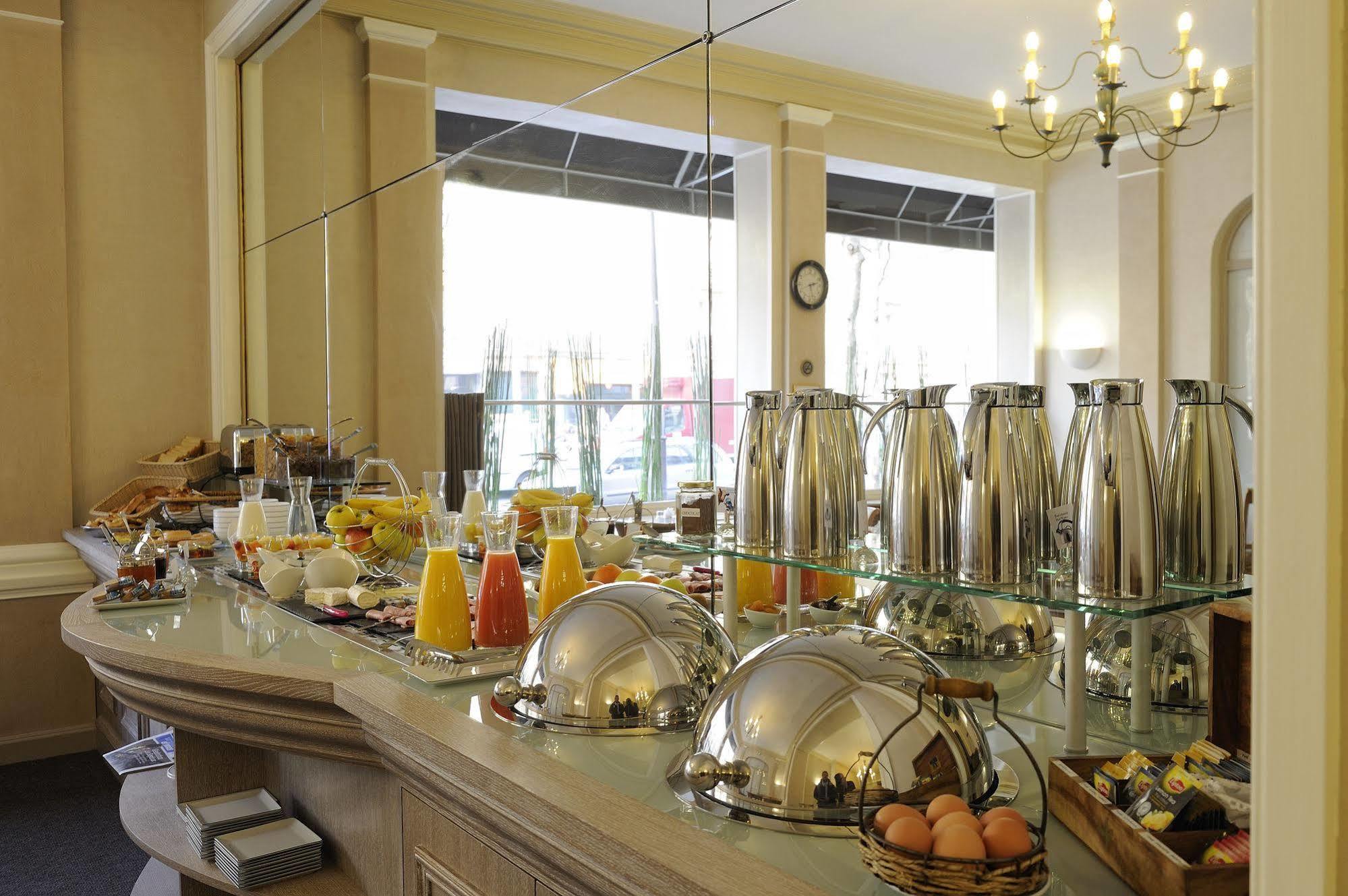 Royal Hotel Paris Champs Elysees Bagian luar foto
